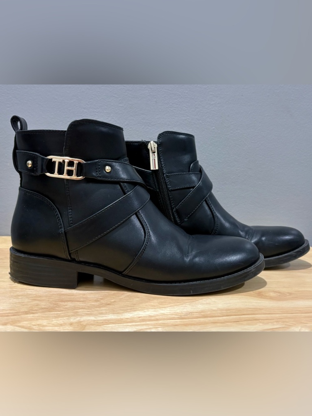 Tommy Hilfiger Black Ankle Boots Women’s 6.5M Gold Logo Strap Zip